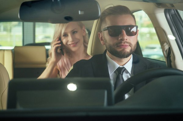 Chauffeur privé Cannes : luxe, confort et sécurité pour vos voyages